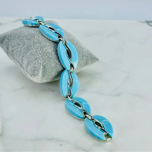 Vintage Lisner Baby Blue Bracelet Signed Molded Plastic Link Estate Cost… - Picture 3 of 11